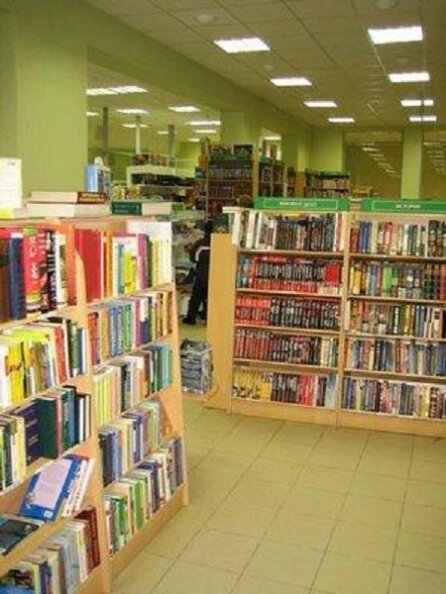 Популярный в Екатеринбурге магазин 100 000 книг,располагавшийся на