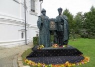 Памятник 400-летию династии Романовых